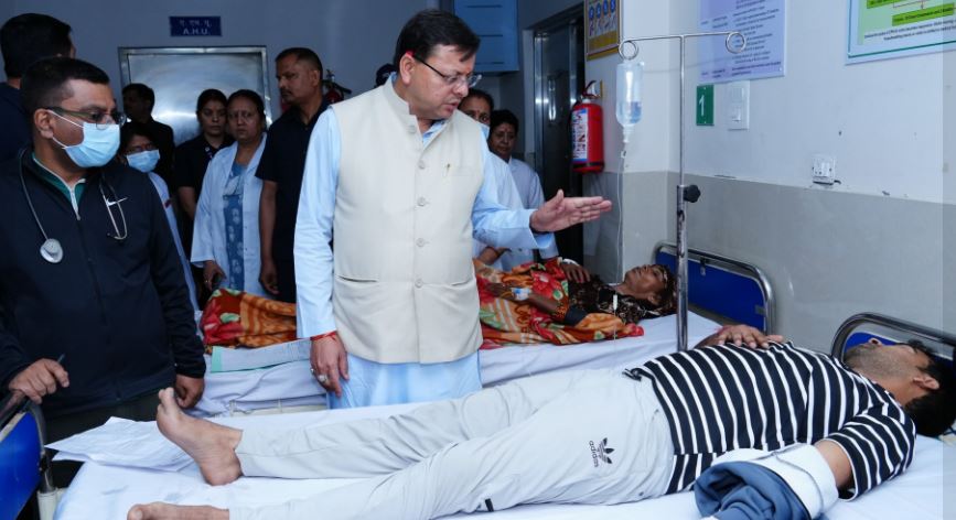 मुख्यमंत्री धामी ने फूड प्वाइजनिंग से बीमार लोगों का जाना हालचाल 