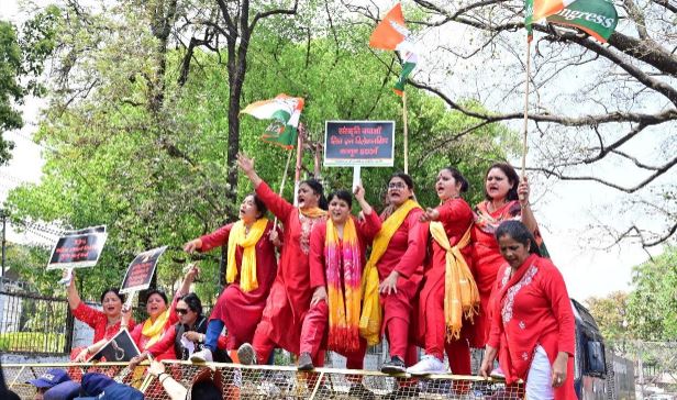 उत्तराखंड प्रदेश महिला कांग्रेस कार्यकर्ताओं ने बडी संख्या में मुख्यमंत्री आवास की ओर किया कूच