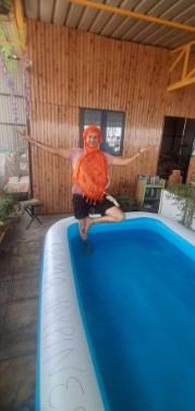 जाति, जन्म स्थान और निवास के आधार पर विभिन्न समूहों के बीच दुश्मनी को बढ़ावा देने का कार्य कर रही संतोष भंडारी