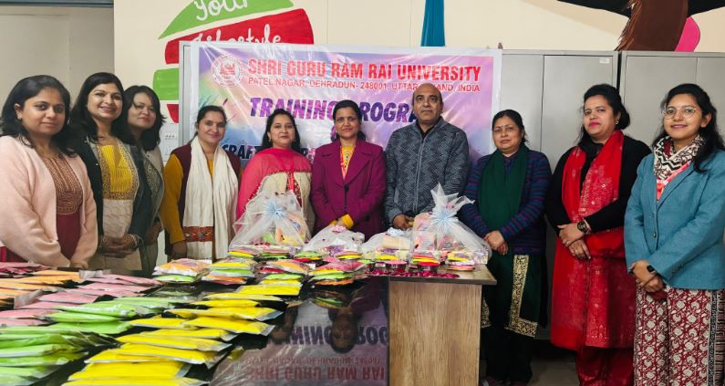 एसजीआरआरयू में छात्रों ने हर्बल रंग बनाकर दिया पर्यावरण बचाने का संदेश