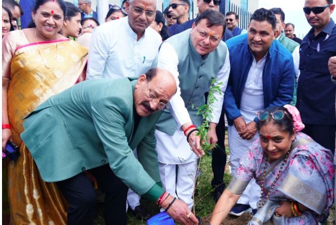 सीएम धामी और स्पीकर ऋतु खंडूडी ने किया पौधारोपण