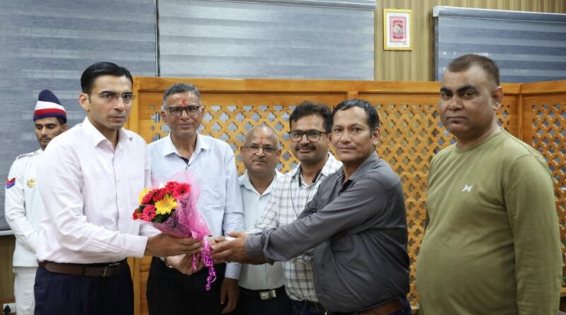 उत्तराखंड पत्रकार यूनियन ने बेहतर स्वास्थ्य सुविधाओं को लेकर डीएम सविन बंसल को सौंपा ज्ञापन