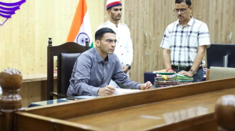 डीएम का बड़ा फैसला- सेवानिवृत्त पिता की याचिका खारिज, बेटे-बहु को दिलाया घर का हक