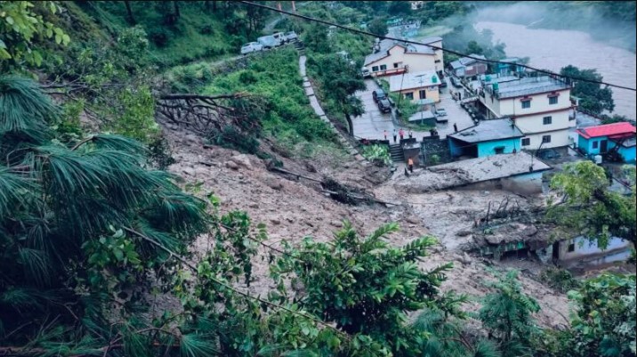 थराली में फटा बादल, घर-दुकानों में घुसा मलबा, कई वाहन दबे