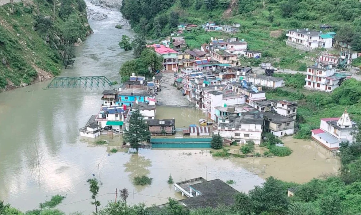 यमुना नदी का जलस्तर फिर बढ़ा, होटलों और घरों के निचले हिस्से पानी में डूबे