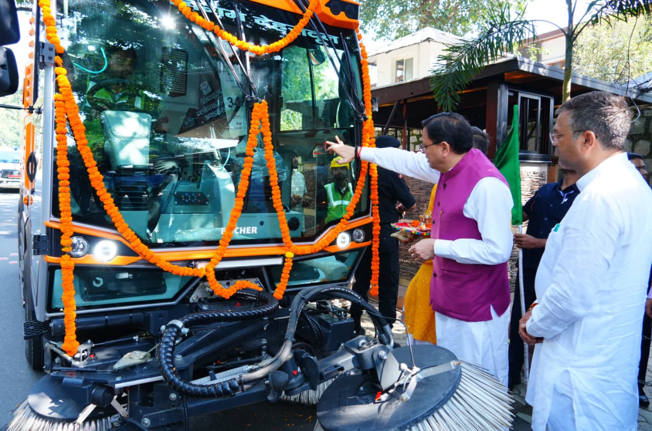 मुख्यमंत्री पुष्कर सिंह धामी ने स्मार्ट रोड स्वीपिंग मशीन का उद्घाटन किया।