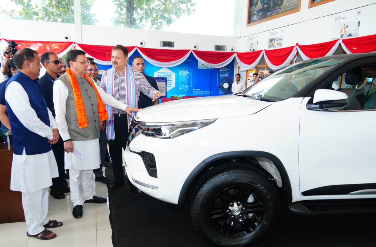 मुख्यमंत्री ने स्वदेशी अपनाओ व जीएसटी नई दरों का संदेश देने बाजार भ्रमण किया।