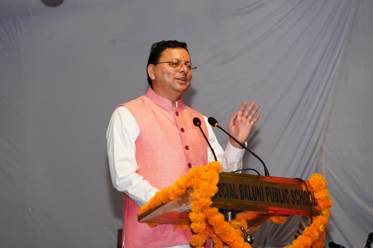 सीएम धामी ने एस.आर हरनोट को नरेन्द्र सिंह नेगी संस्कृति सम्मान दिया।