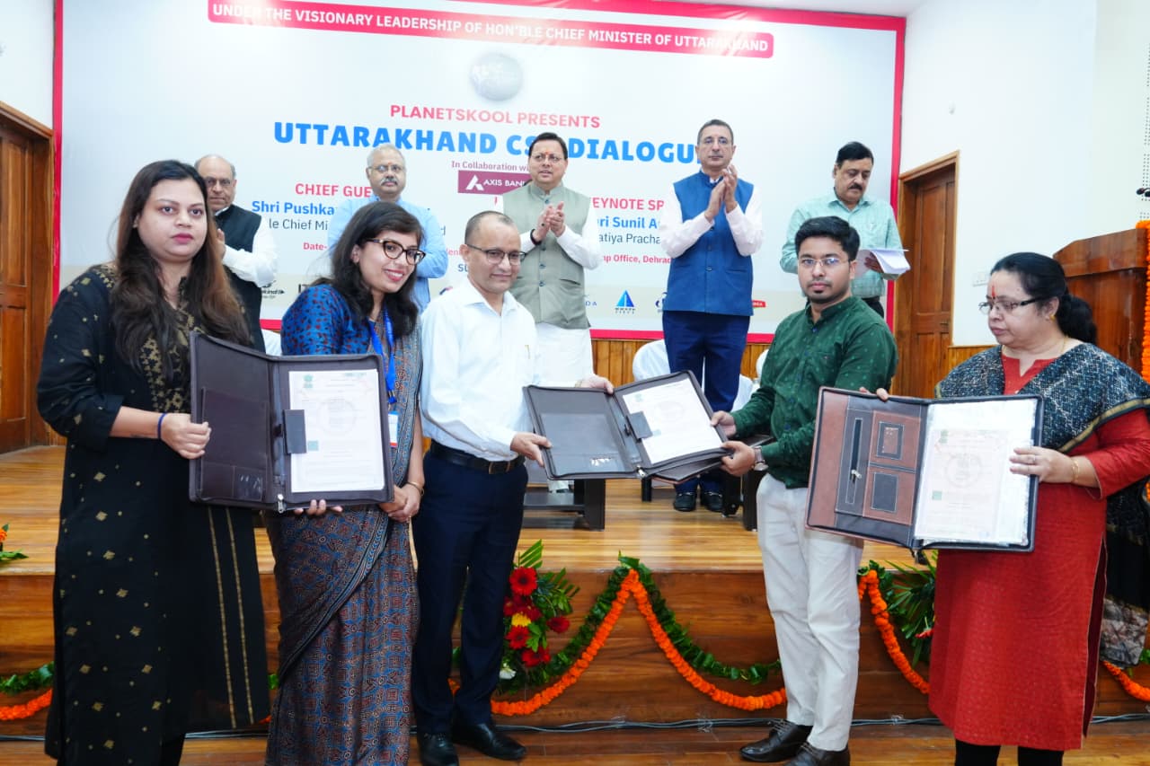 सीएम ने सारकोट विद्यालय में डिजिटल क्लासरूम का शुभारंभ वर्चुअल माध्यम से किया।