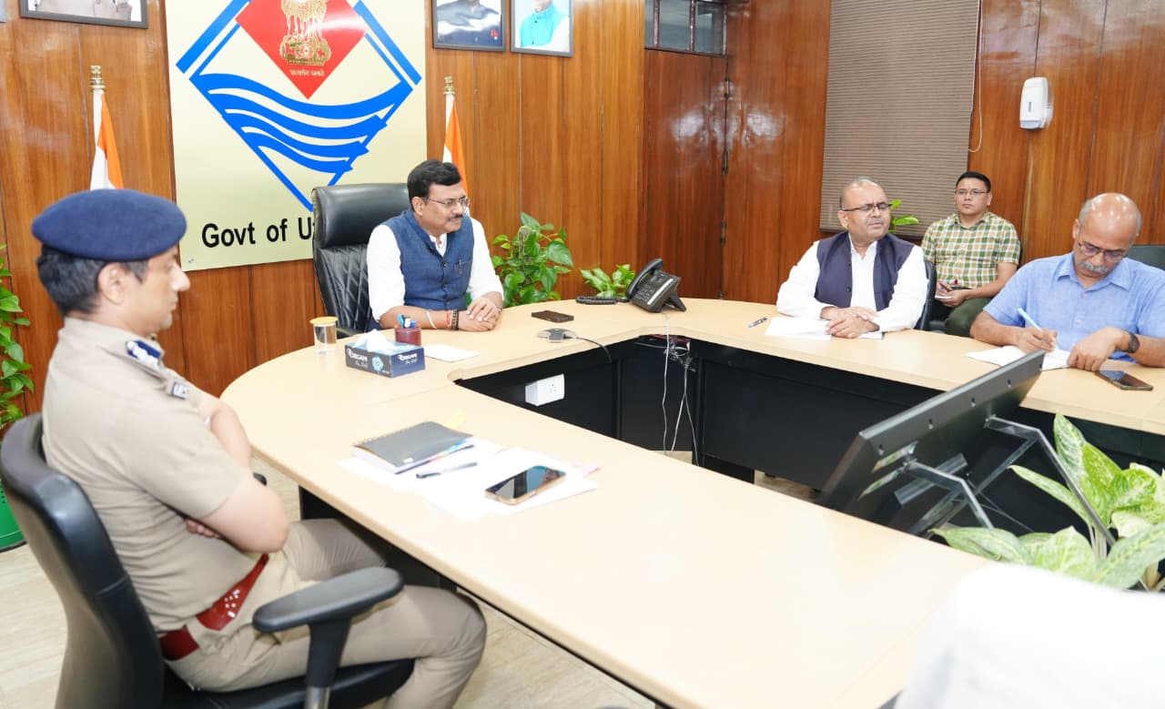 मुख्य सचिव ने राष्ट्रीय वैज्ञानिक संस्थानों के साथ मिलकर लैंड स्लाइड पर चर्चा की।