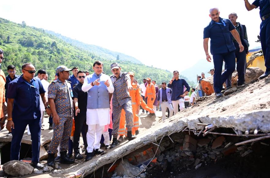 मुख्यमंत्री ने चमोली में आपदा पीड़ितों के हालात का जायजा लिया और उन्हें हरसंभव सहयोग देने की बात कही।