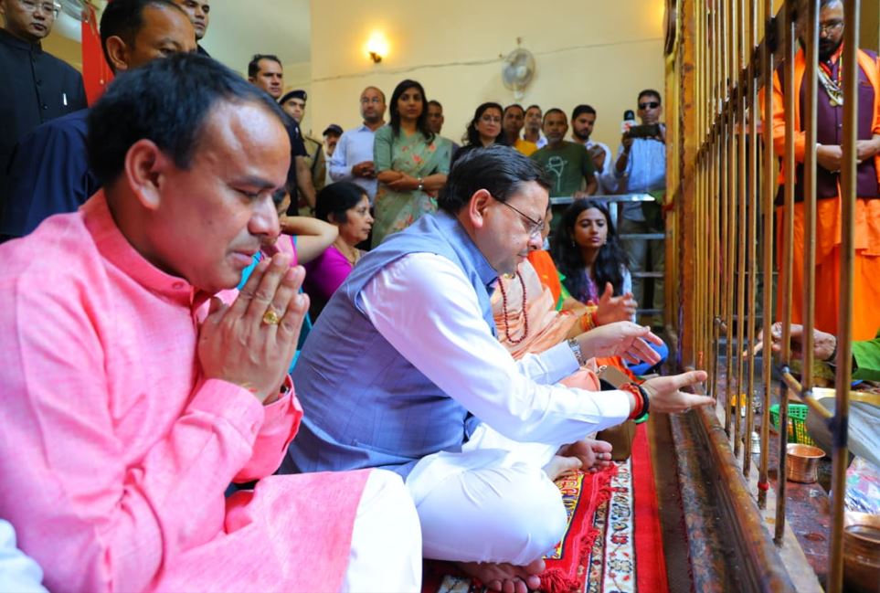 मां धारी देवी के मंदिर में पूजा-अर्चना कर सीएम धामी ने राज्यवासियों के कल्याण व राहत की अरदास की।