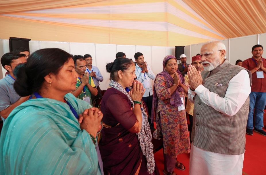 धराली आपदा ग्रस्तों से मुलाकात के दौरान पीएम मोदी ने कहा – हरसंभव मदद मिलेगी।