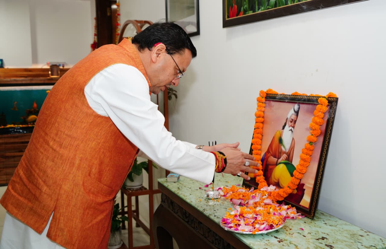 वाल्मीकि जयंती पर मुख्यमंत्री पुष्कर सिंह धामी ने महर्षि वाल्मीकि की स्मृति में श्रद्धा सुमन अर्पित कर उन्हें नमन किया।