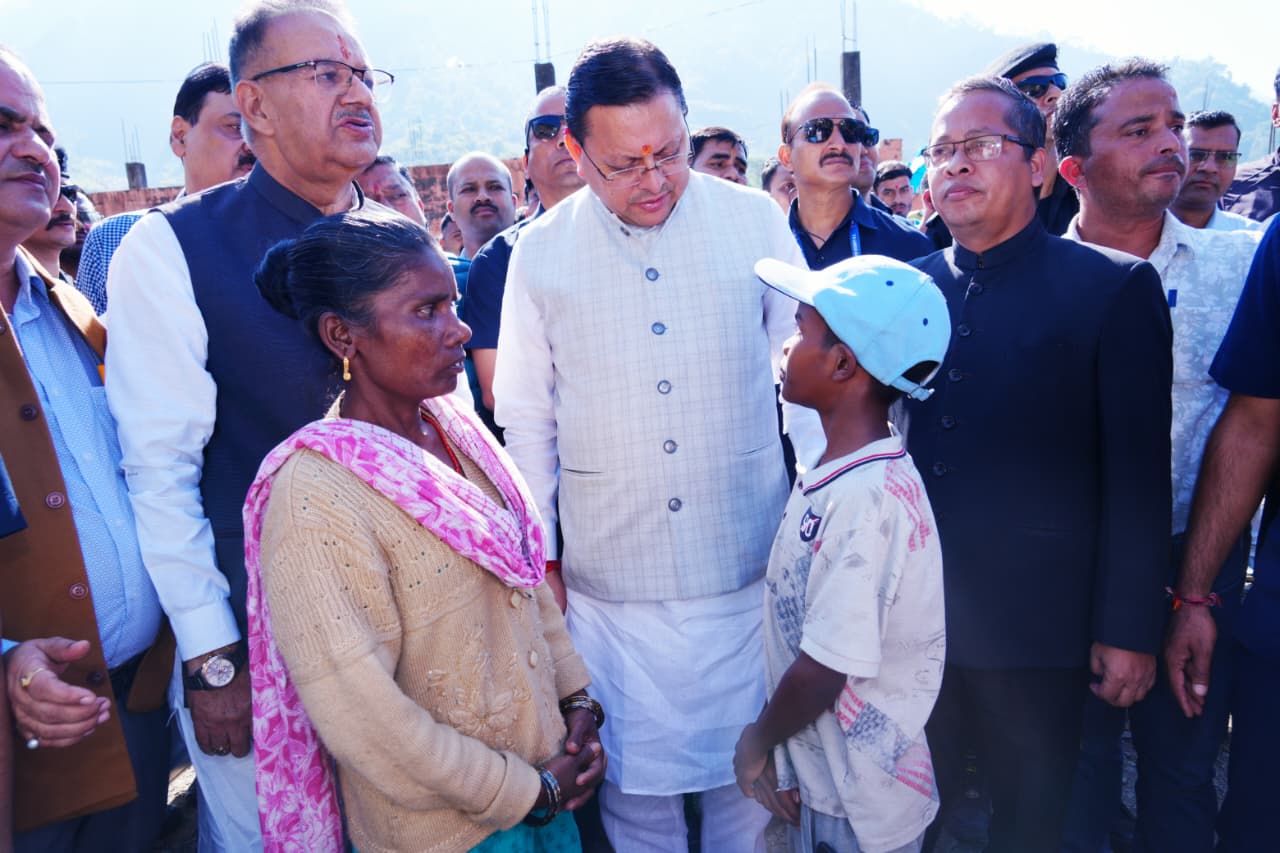 दीपावली के दिन सीएम धामी ने काली गाड़ व मझाड़ा क्षेत्र के आपदा पीड़ितों से भेंट की।