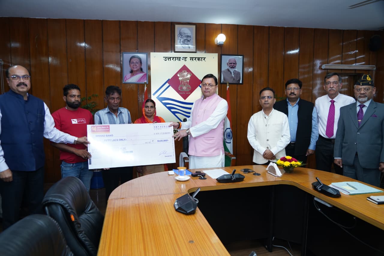 मुख्यमंत्री पुष्कर सिंह धामी ने सचिवालय में उपनल कर्मियों के परिजनों को आर्थिक मदद के रूप में 50-50 लाख के चेक दिए।