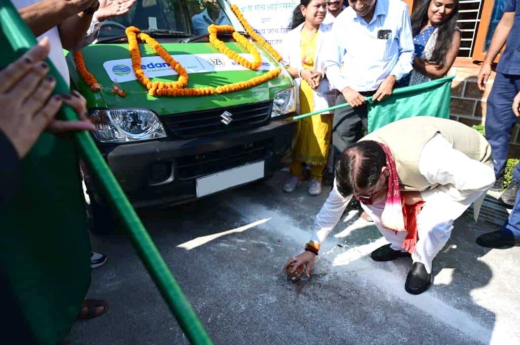 सीएम धामी ने अपने आवास नगला तराई से 9 मोबाइल स्वास्थ्य वाहनों की शुरुआत की, जो हंस फाउंडेशन और हिन्दुस्तान जिंक द्वारा उपलब्ध कराए गए हैं।