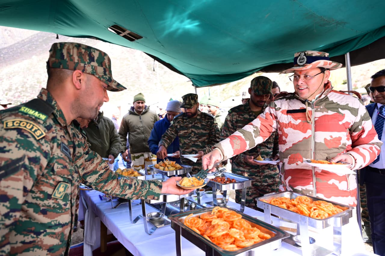 मिलम दौरे के दौरान सीएम ने आईटीबीपी जवानों और गांववासियों से संवाद साधा।