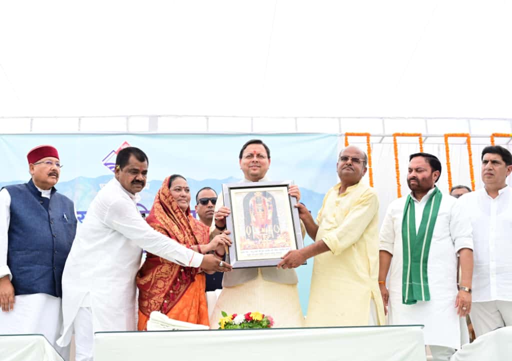 मुख्यमंत्री धामी ने रामपुर तिराहा स्मारक पर पुष्पांजलि अर्पित कर स्थल पुनर्विकास की घोषणा की।