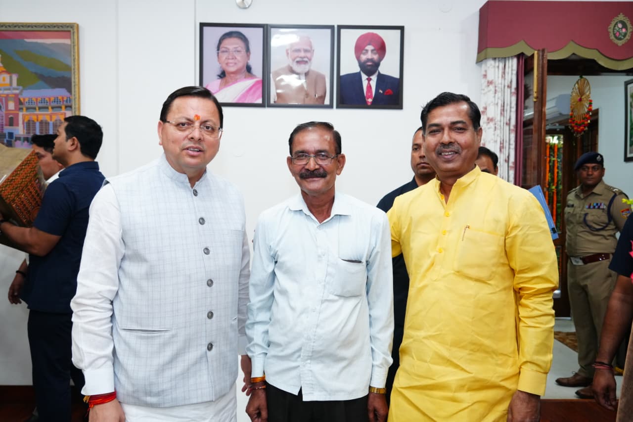 देहरादून में सीएम आवास पर विभिन्न क्षेत्रों से आए लोगों ने धामी को दीपावली की बधाई दी।