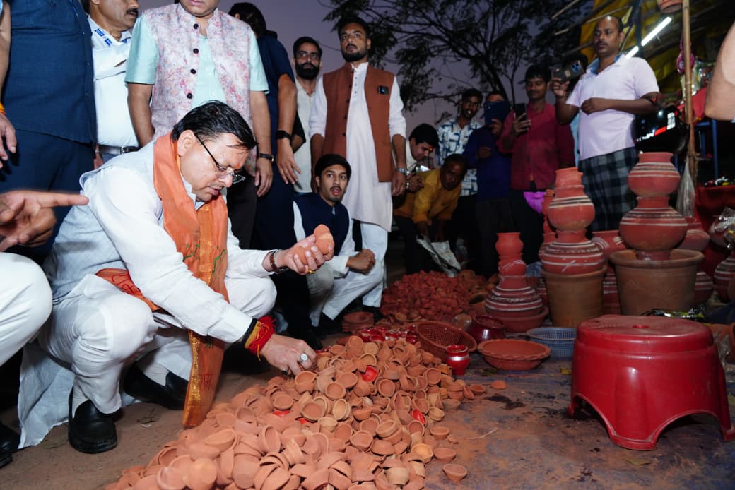 मुख्यमंत्री ने चकराता रोड से दीये और स्वदेशी वस्तुएं खरीदते हुए लोक कला को सराहा।