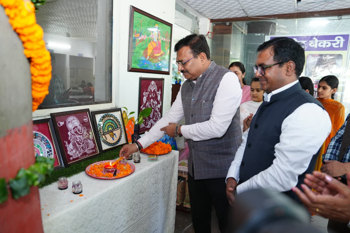 मुख्य सचिव आनंद बर्द्धन ने महिला गृहों और बाल देखरेख संस्थाओं के उत्पादों की प्रदर्शनी का उद्घाटन किया।