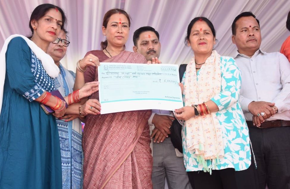 सहकारिता से ग्रामीण अर्थव्यवस्था सशक्त – रेखा आर्या, ग्राम सभा में माइक्रो एटीएम का शुभारंभ और लोन वितरण।