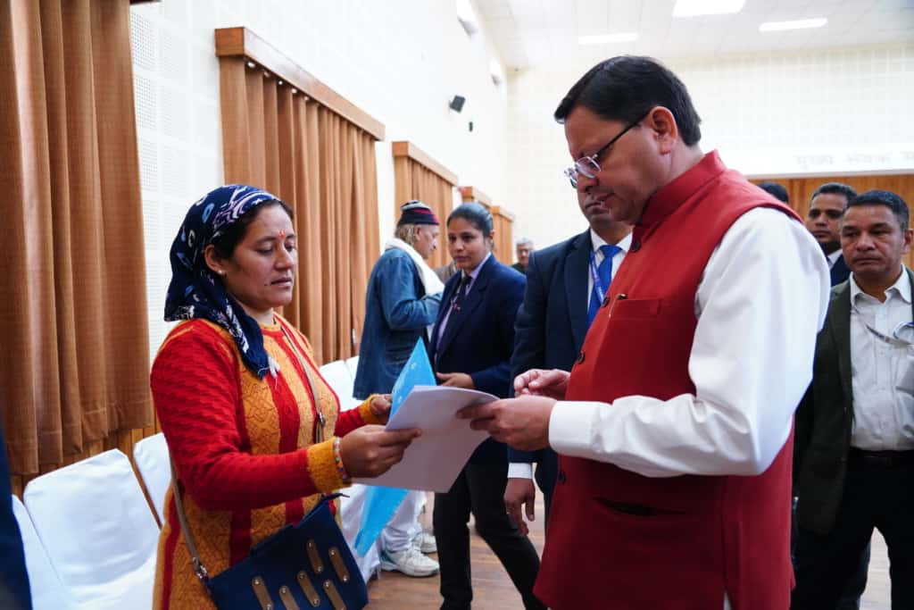 मुख्यमंत्री पुष्कर सिंह धामी ने जनता मिलन में जनता की समस्याएं सुनकर संबंधित अधिकारियों को आवश्यक कार्रवाई के निर्देश दिए।