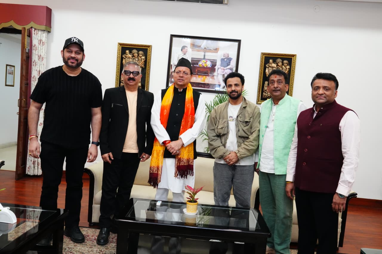 मुख्यमंत्री पुष्कर सिंह धामी से इगास पर्व पर विभिन्न कलाकारों ने भेंट की।