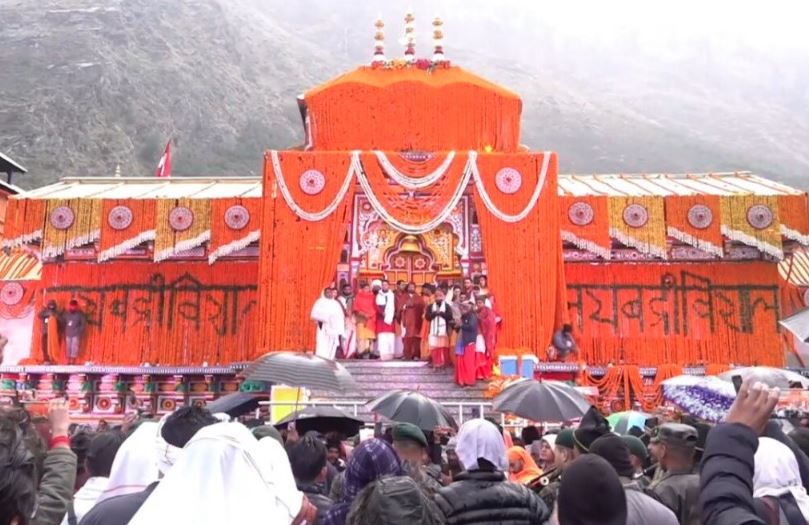 बद्रीनाथ धाम में आज 2 बजकर 56 मिनट पर कपाट बंद करने की शीतकालीन प्रक्रिया पूरी होगी।