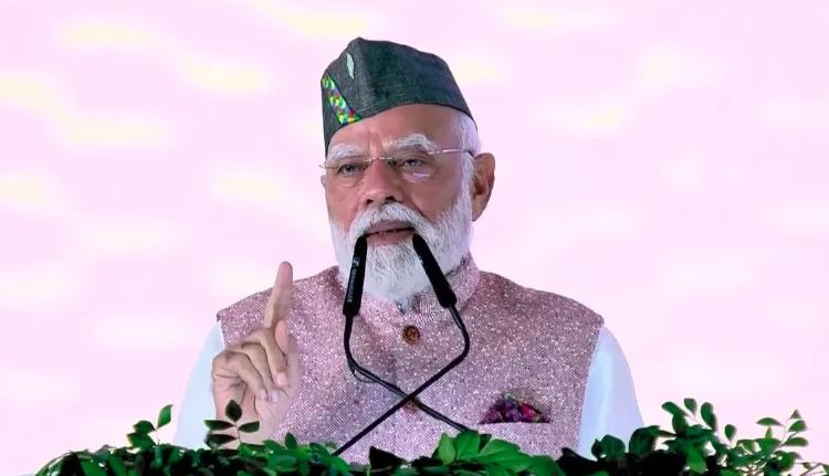 प्रधानमंत्री ने प्रदेश के विकास हेतु 8000 करोड़ रुपये की योजनाएं लॉन्च कीं।