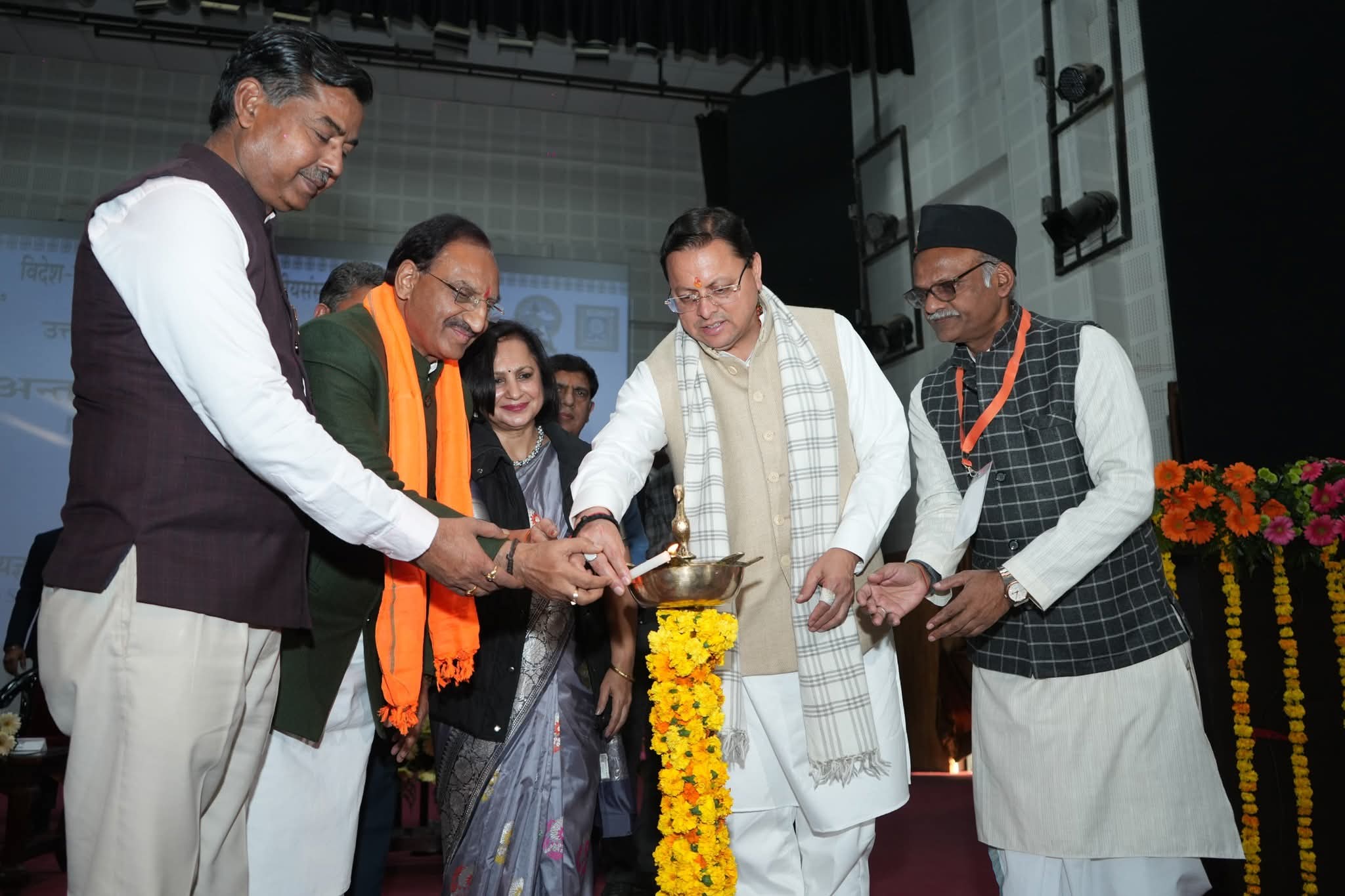 मुख्यमंत्री पुष्कर सिंह धामी हरिद्वार में अंतरराष्ट्रीय संस्कृत सम्मेलन में शामिल हुए और संस्कृत के विकास हेतु उच्च स्तरीय आयोग की घोषणा की।