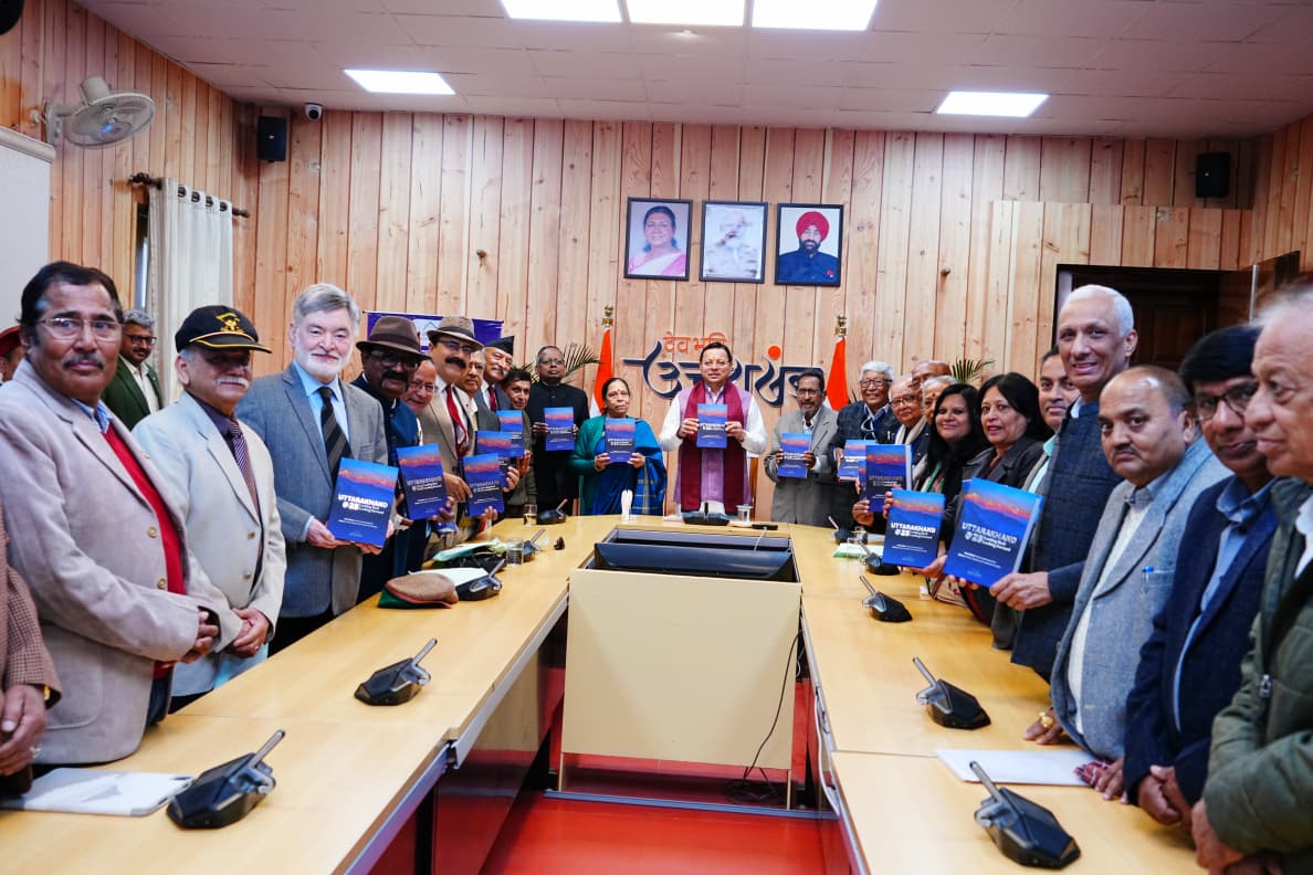 “उत्तराखण्ड @25: लुकिंग बैक-लुकिंग फॉरवर्ड” पुस्तक का उद्घाटन मुख्यमंत्री पुष्कर सिंह धामी ने किया।