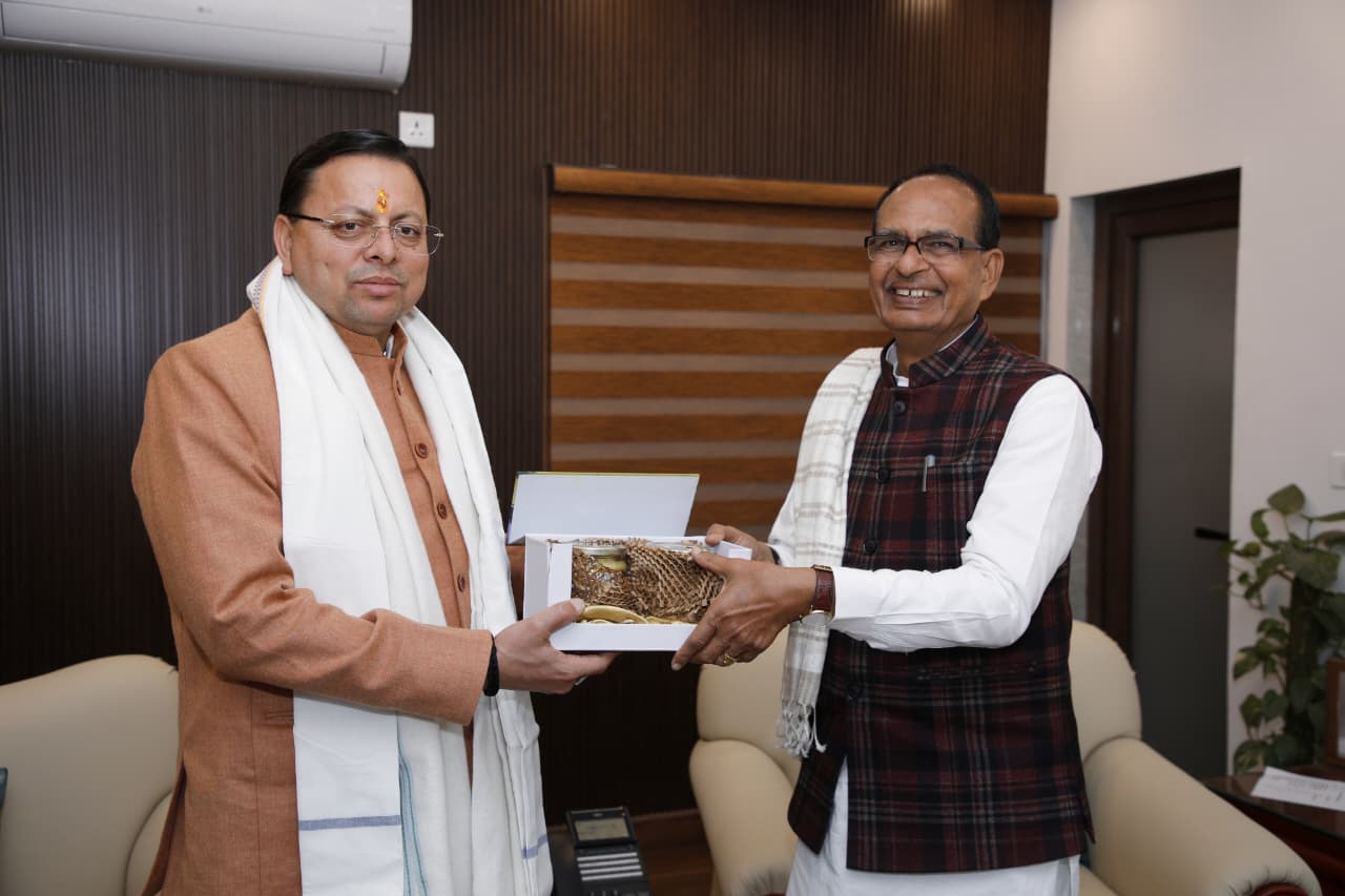 मुख्यमंत्री ने केंद्रीय कृषि मंत्री के साथ आपदा के बाद पुनर्निर्माण विषय पर मंथन किया।