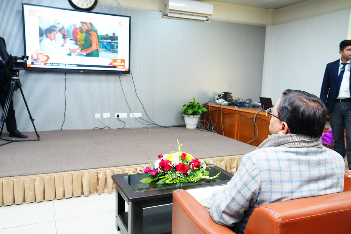 मुख्यमंत्री पुष्कर सिंह धामी ने प्रधानमंत्री नरेंद्र मोदी के मन की बात के 130वें एपिसोड को सुना।