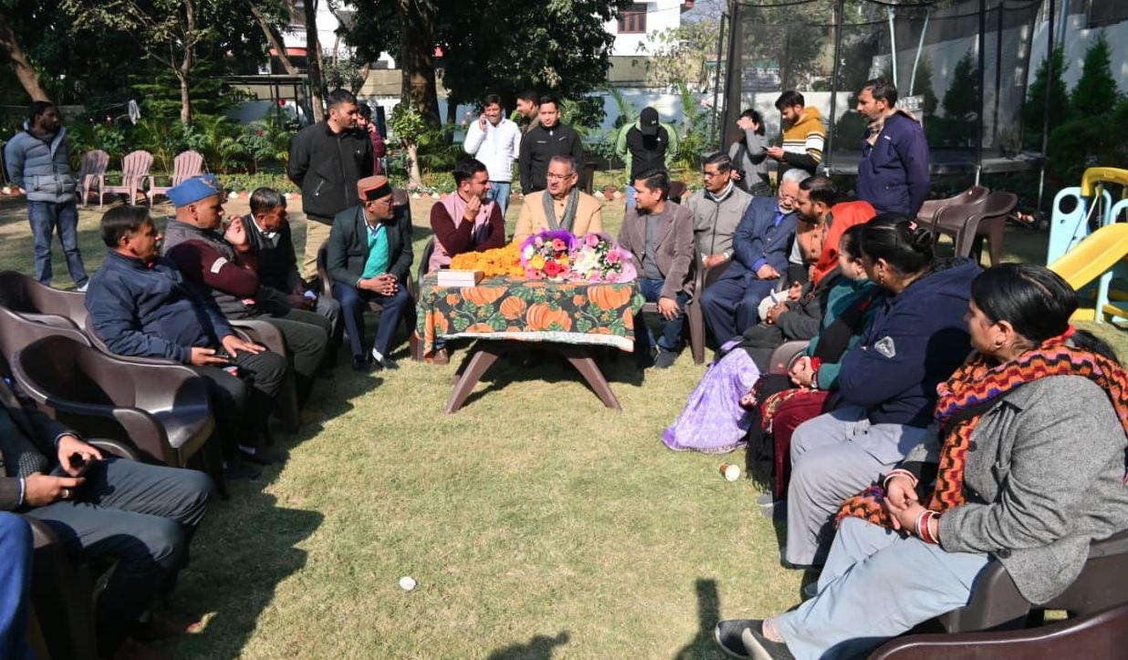 समान कार्य समान वेतन के लिए उपनल कर्मचारी महासंघ ने मंत्री गणेश जोशी से भेंट कर जताया आभार