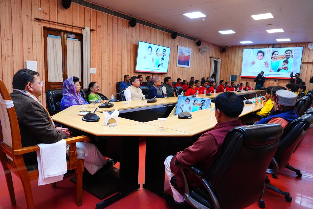 मुख्यमंत्री धामी ने जन प्रतिनिधियों और संस्कृति स्कूल के बच्चों के साथ प्रधानमंत्री नरेंद्र मोदी के मन की बात कार्यक्रम के 131वें एपिसोड को सुना।