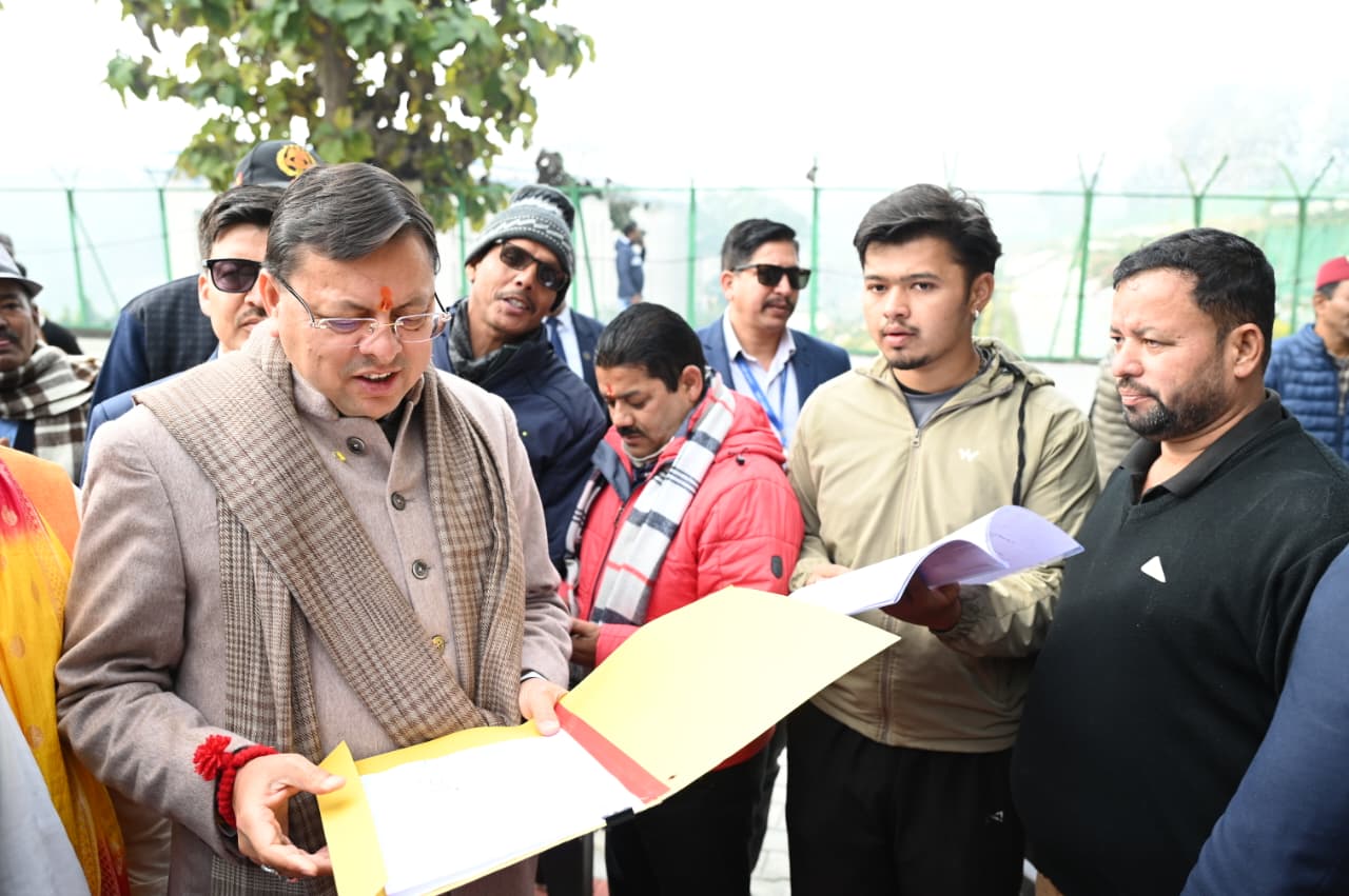 खटीमा में मुख्यमंत्री धामी ने कैंप कार्यालय लोहियाहेड व हेलीपेड पर जनता से मुलाकात की।