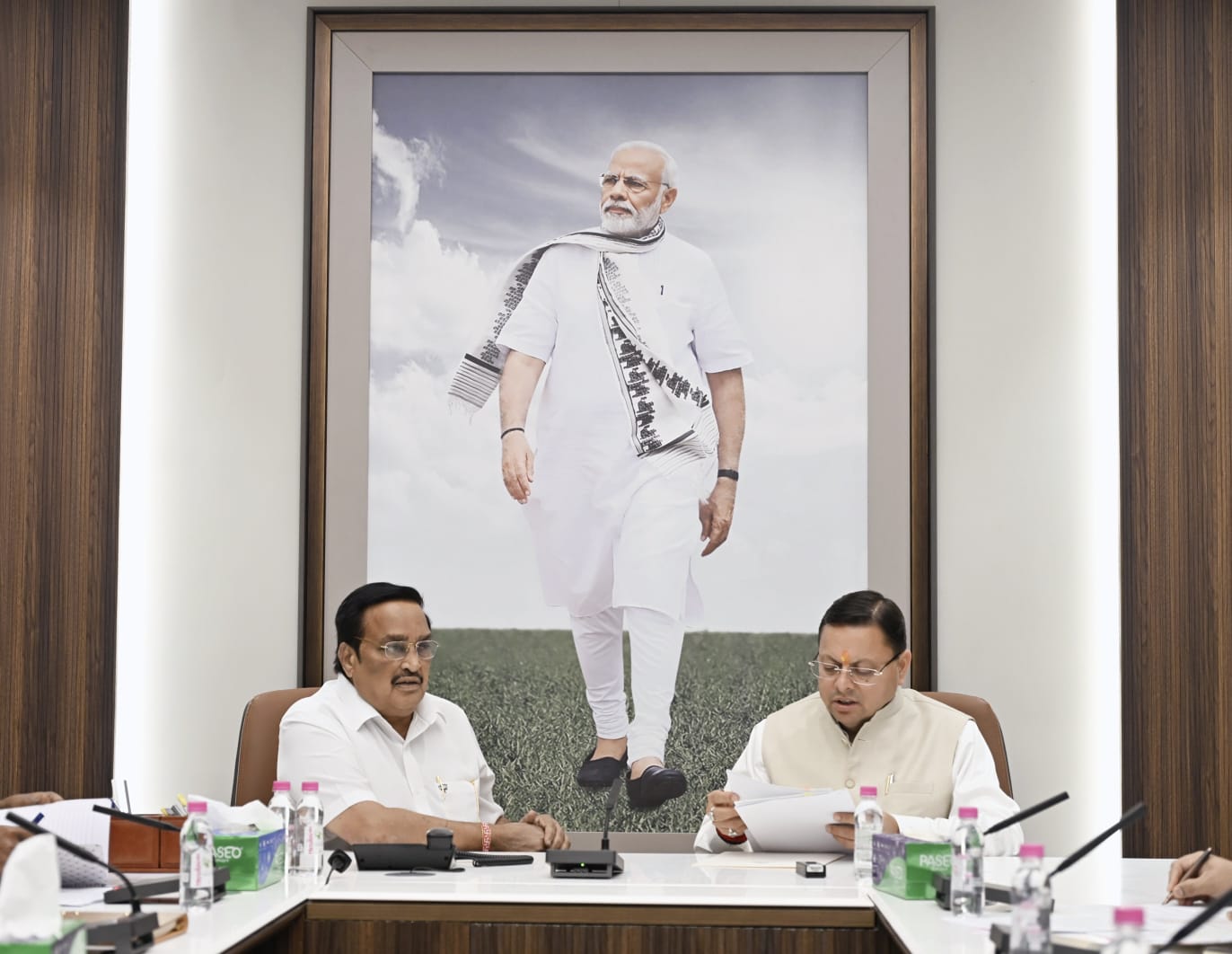 नई दिल्ली में हुई बैठक में मुख्यमंत्री धामी और केंद्रीय मंत्री पाटिल ने महाकुंभ व नमामि गंगे योजनाओं पर विचार किया।