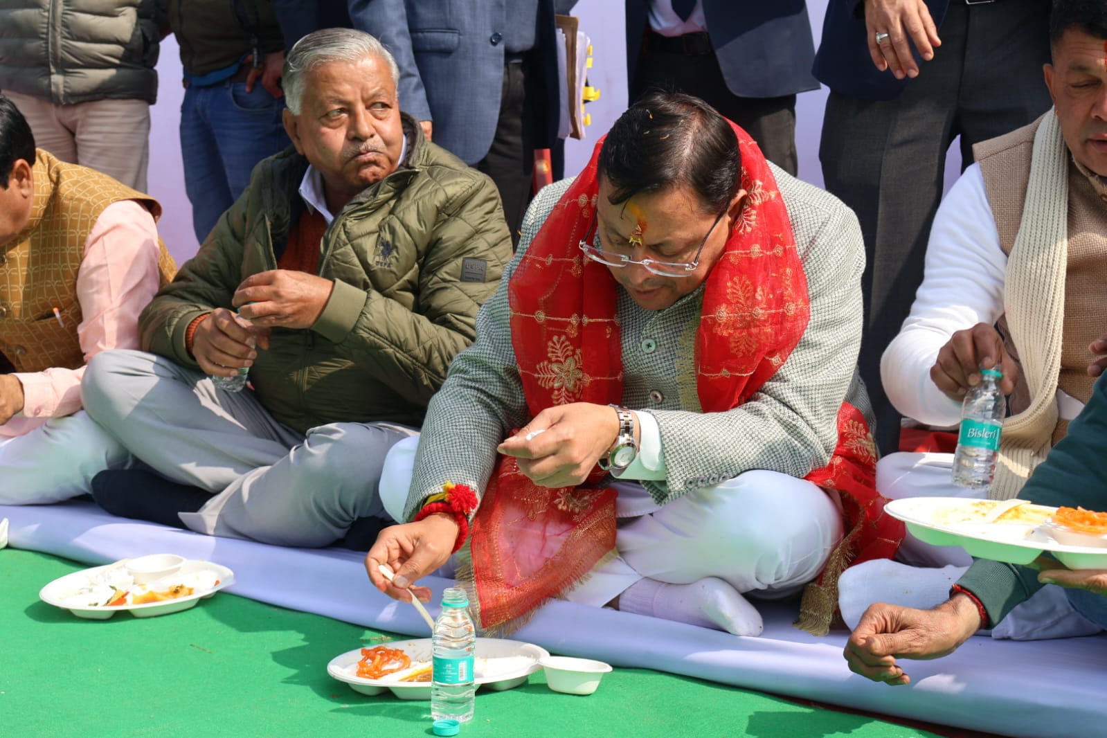 टनकपुर में संस्कृति और समरसता का उत्सव, मुख्यमंत्री धामी ने लिया खिचड़ी प्रसाद