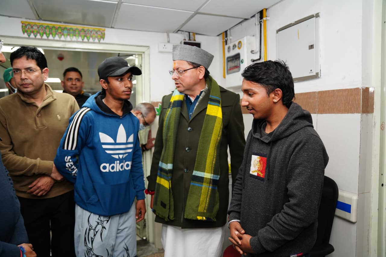 देर रात दून मेडिकल कॉलेज चिकित्सालय पहुंचे मुख्यमंत्री, व्यवस्थाओं का लिया जायजा