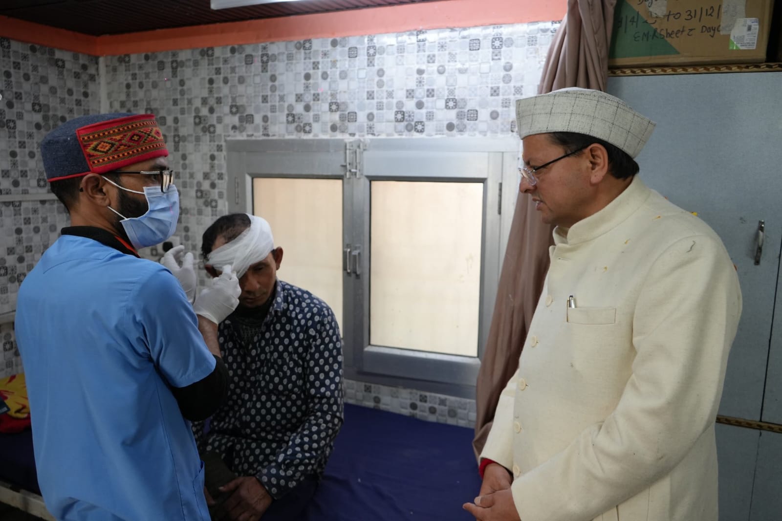 पीपलकोटी में स्वास्थ्य व्यवस्थाओं का जायजा लेने पहुँचे मुख्यमंत्री पुष्कर सिंह धामी