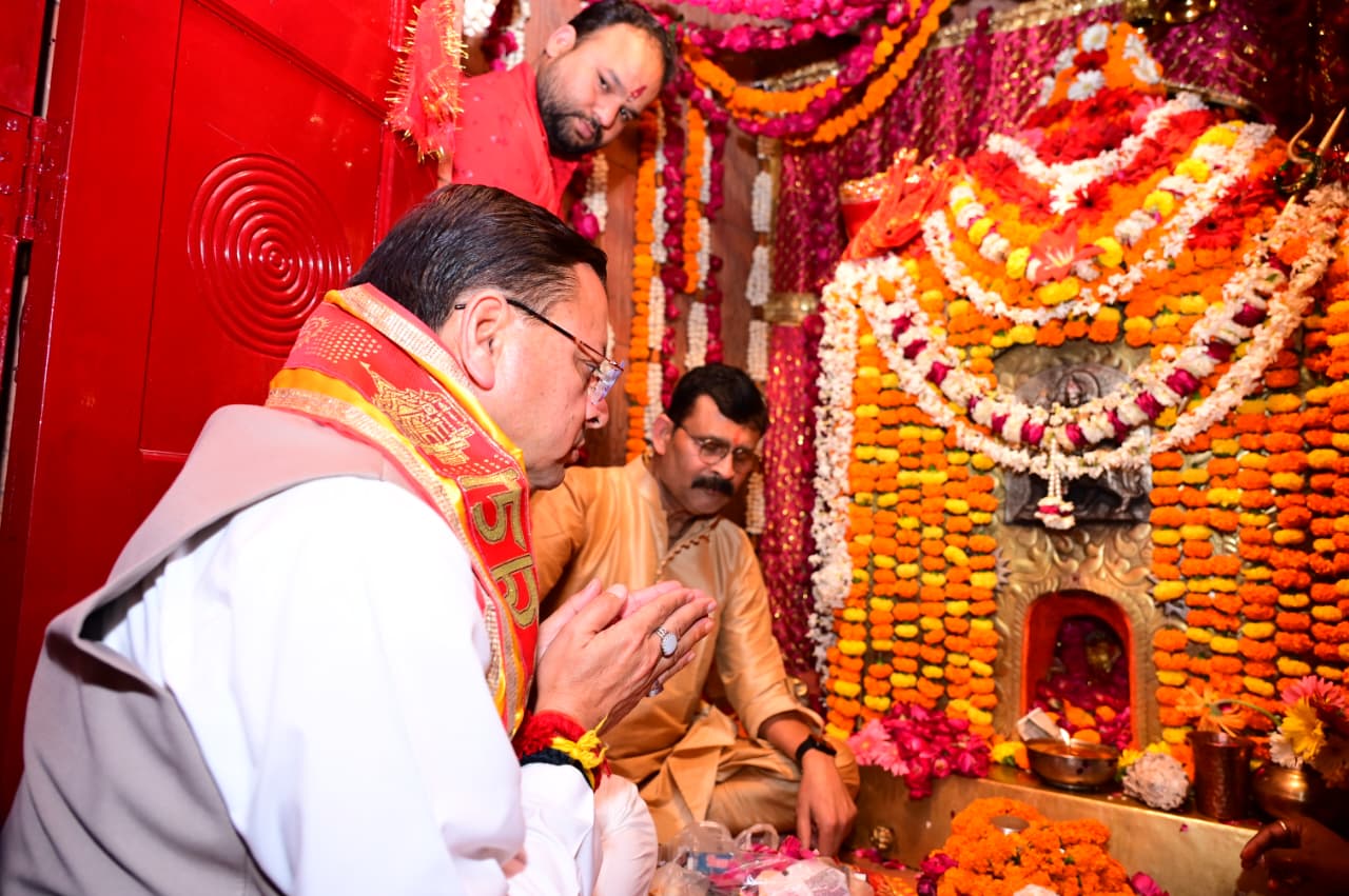 CM धामी ने मां बाल सुंदरी मंदिर में पूजा-अर्चना कर प्रदेश के चहुंमुखी विकास और सुख-शांति की कामना की।
