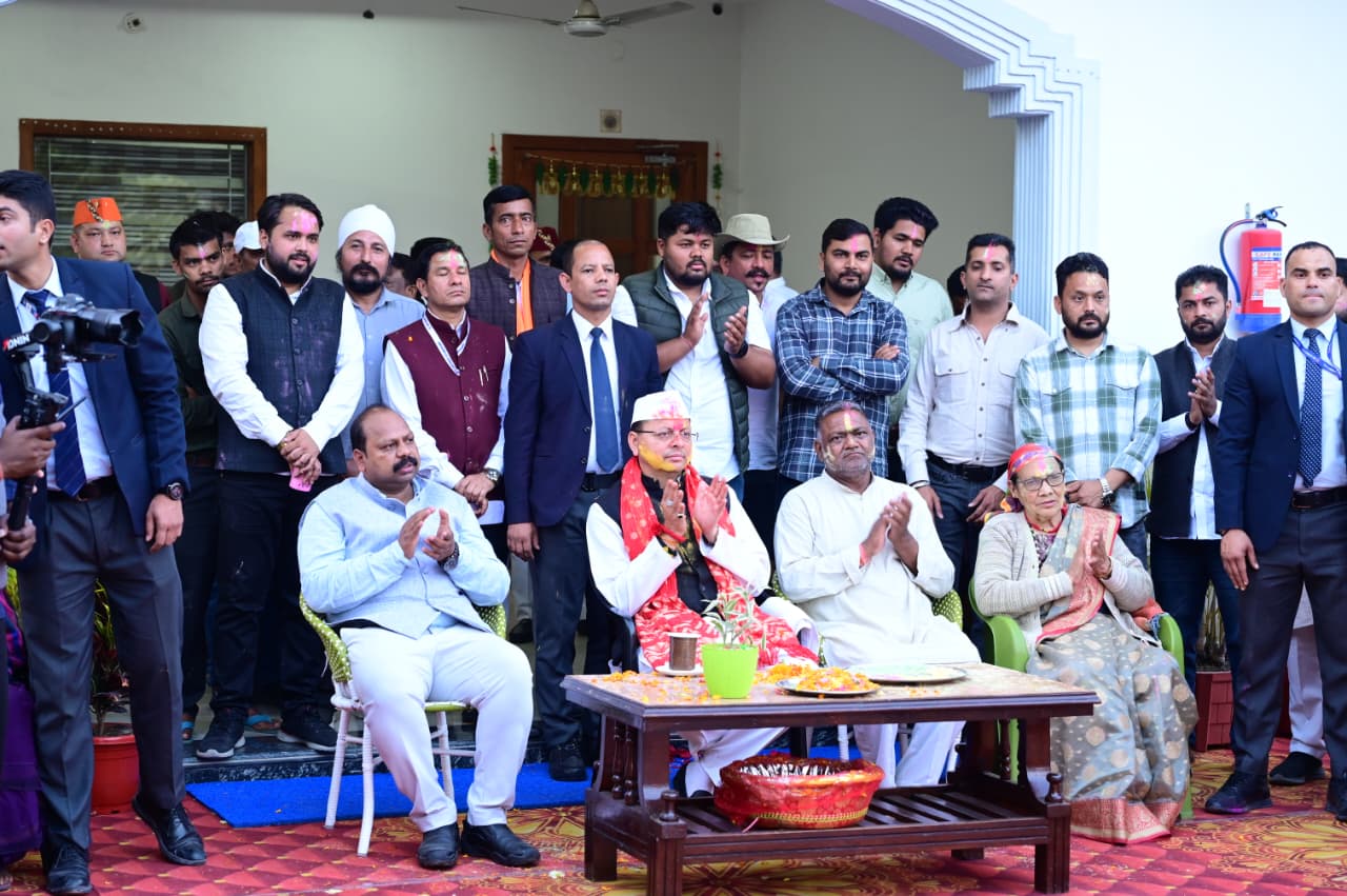 मुख्यमंत्री धामी ने सपरिवार उपस्थित होल्यारों का आत्मीय स्वागत एवं अभिनंदन किया