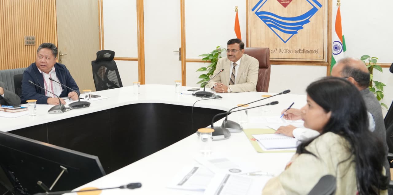 मुख्य सचिव ने VC के जरिए जिलाधिकारियों से LPG उपलब्धता की जानकारी ली