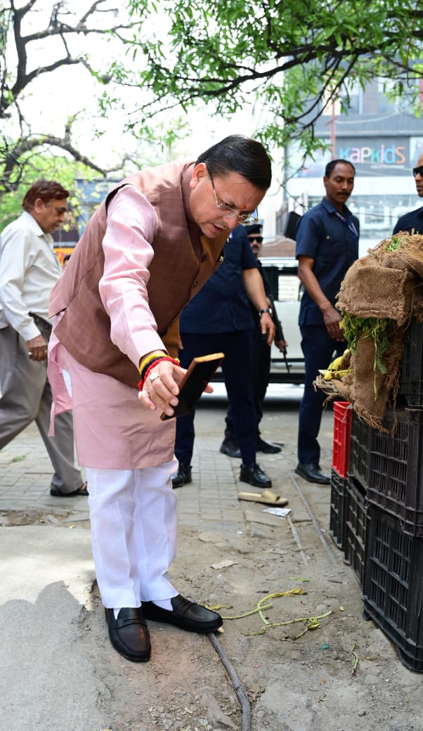 सीएम हेल्पलाइन पर दर्ज शिकायत की पड़ताल करने खुद मौके पर पहुंचे मुख्यमंत्री पुष्कर सिंह धामी