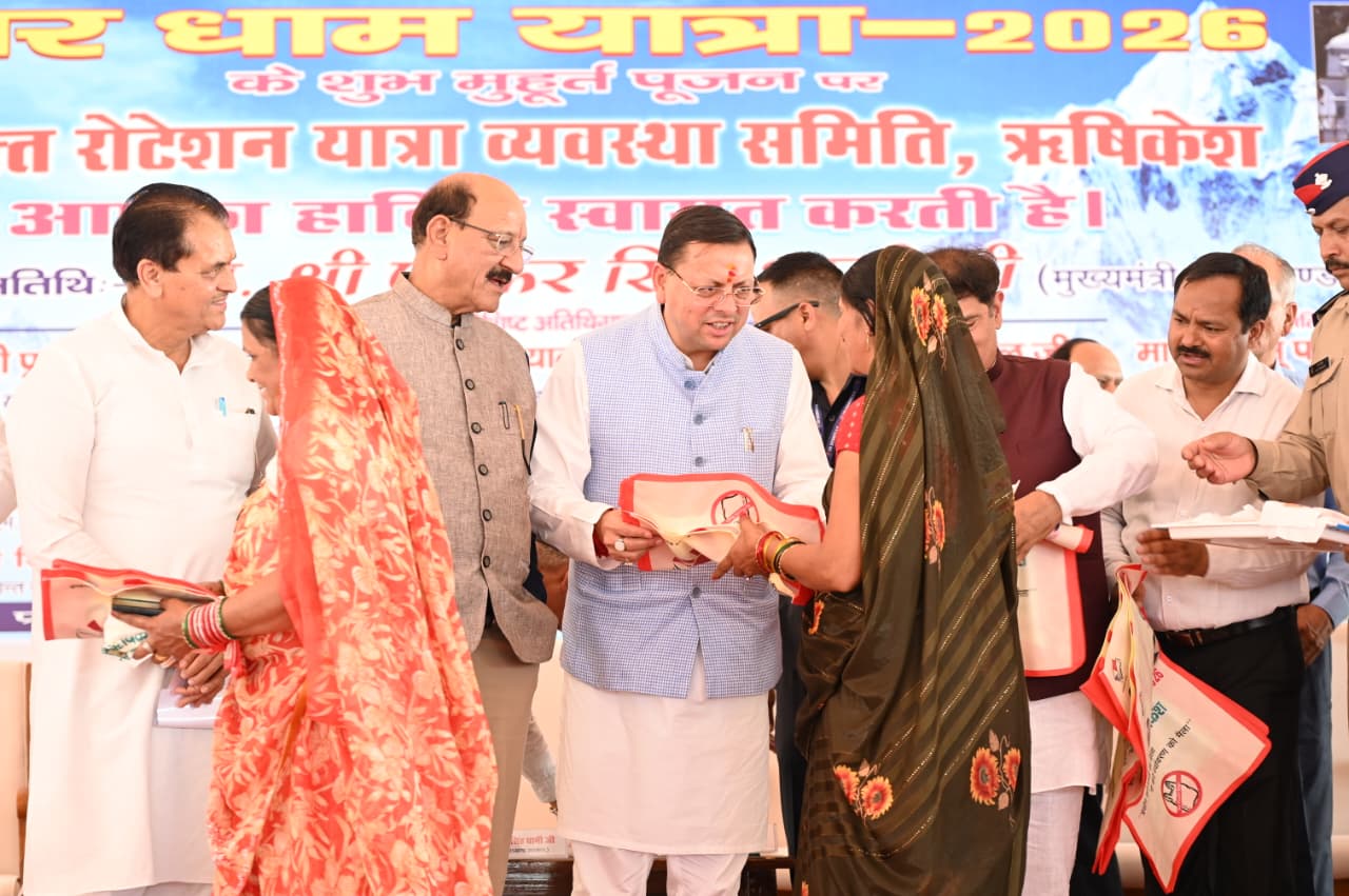 मुख्यमंत्री पुष्कर सिंह धामी ने ऋषिकेश से चार धाम जाने वाली बसों को हरी झंडी दिखाकर किया रवाना