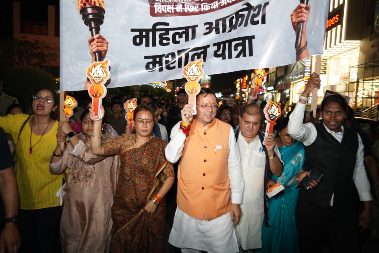 देहरादून में सीएम धामी के नेतृत्व में महिला आक्रोश मशाल यात्रा में उमड़ा जनसैलाब