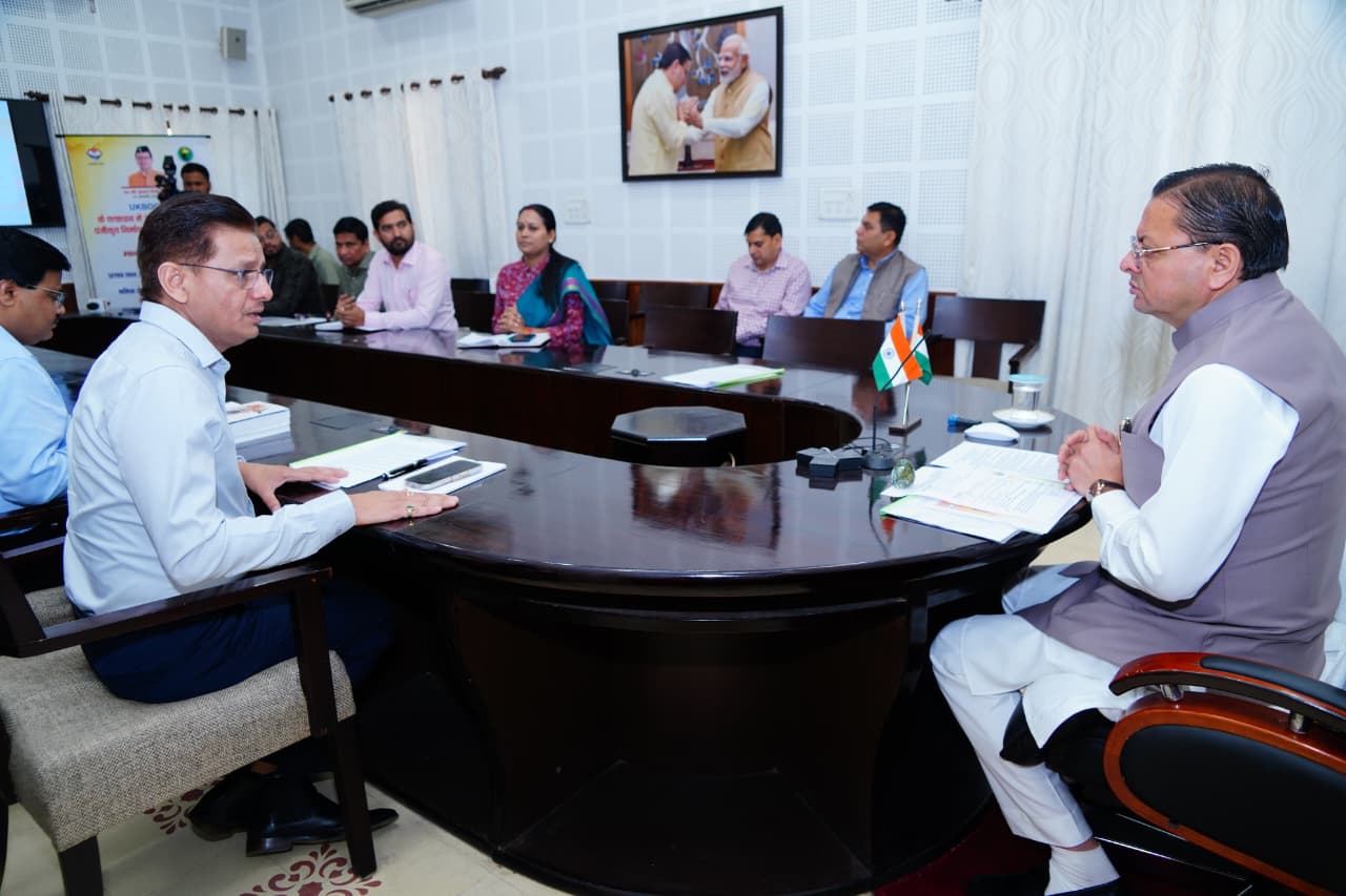 मुख्यमंत्री धामी ने कहा कि पलायन रोकने के लिए श्रमिकों को स्थानीय आवश्यकता के अनुसार दिया जाए कौशल प्रशिक्षण