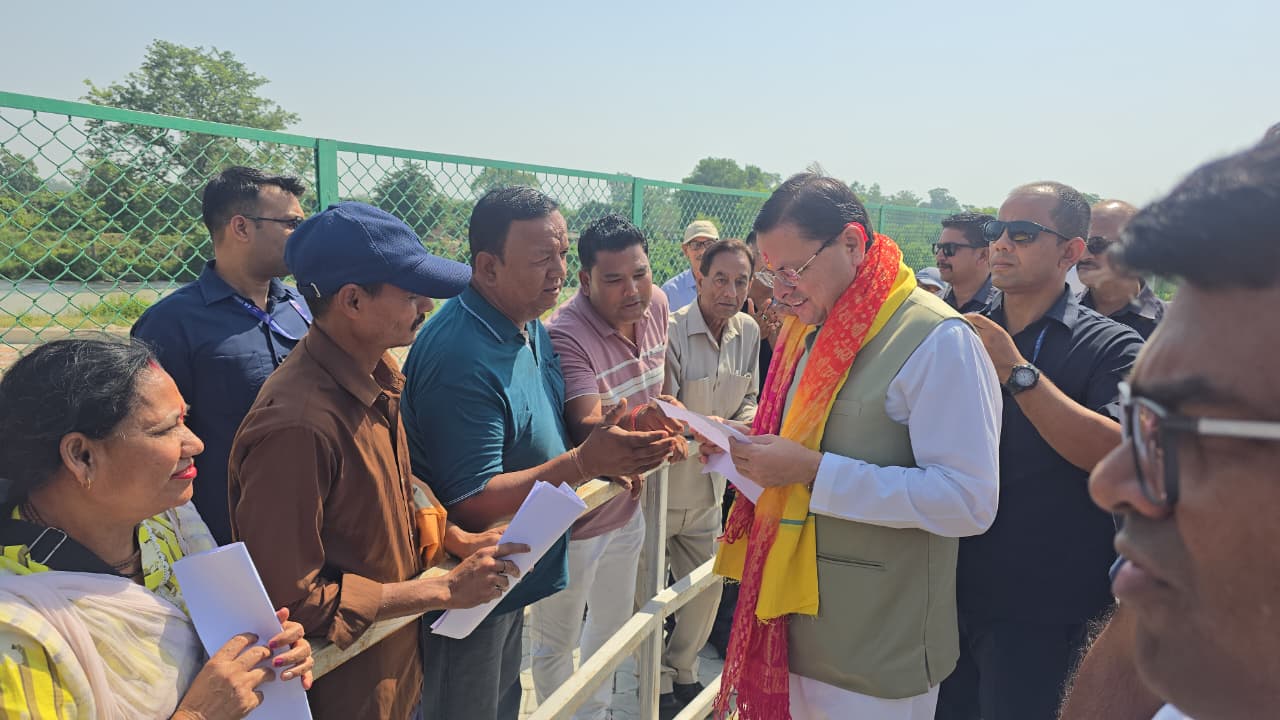 लोहियाहेड हेलीपैड पर सीएम धामी ने जनप्रतिनिधियों से संवाद किया।